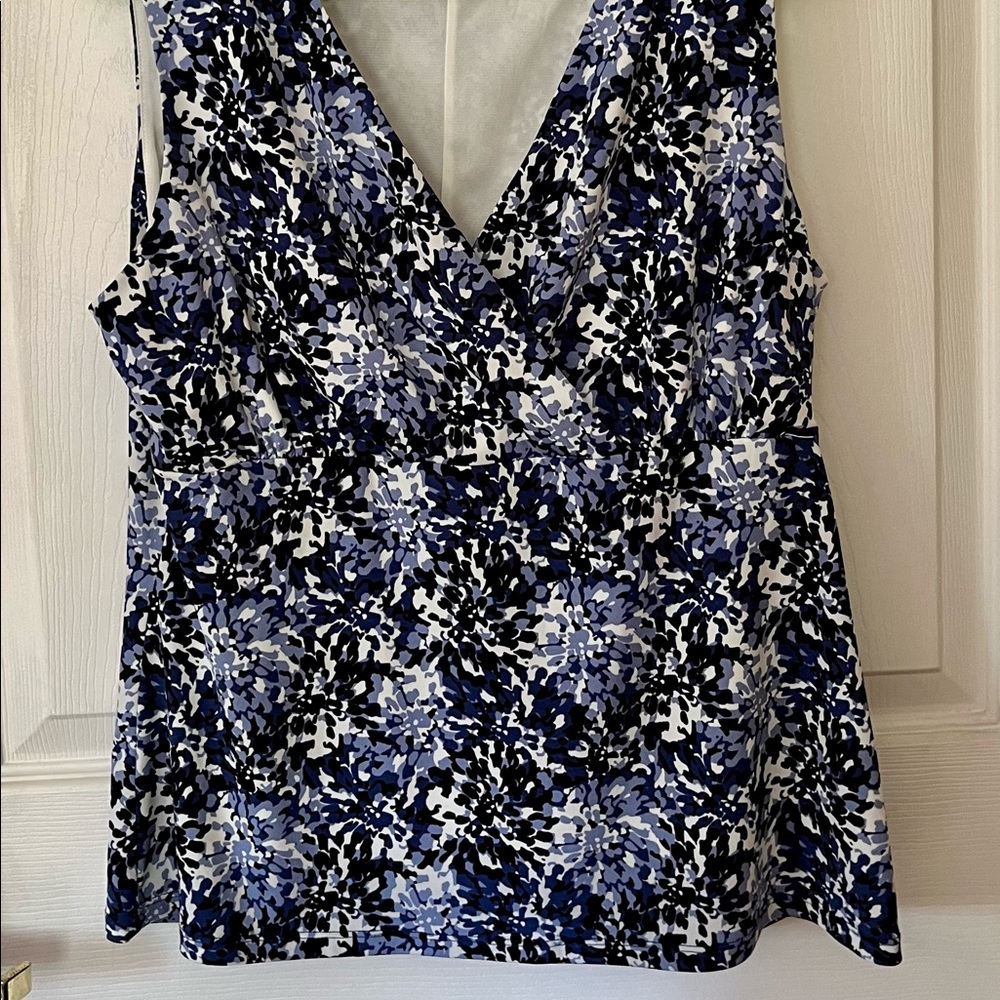 Jones Studio Separates -Women’s V Neck Top -Size L